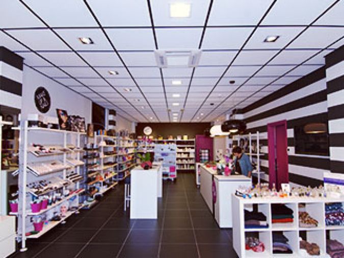 arredamento negozio accessori make up nails capelli bigiotteria borse