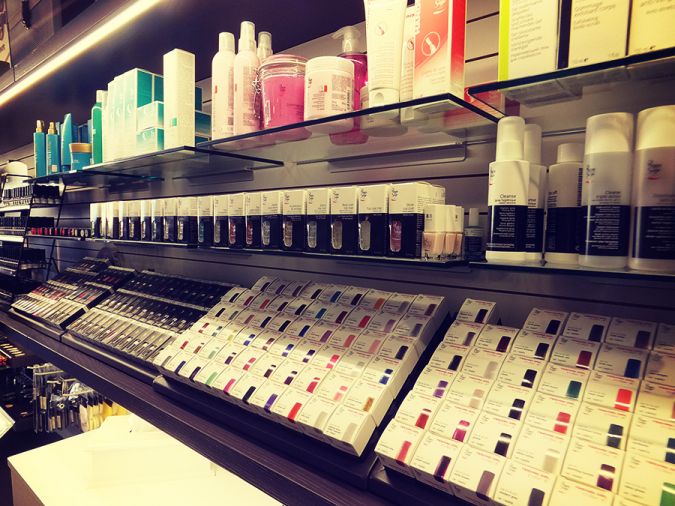 shop design arredamento negozi geg hair borgosesia parete makeup